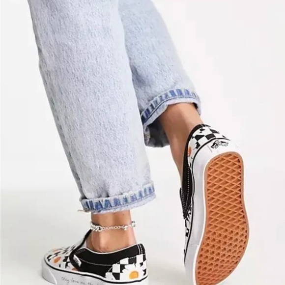 Vans Women’s Classic Slip-On  "Love Me/Love Me Not" Checker Daisy  VN0A5JMHB0B - Picture 2 of 11